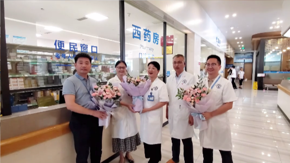 致敬“医”路坚守!四川泌尿外科医院鲜花礼献最美医师